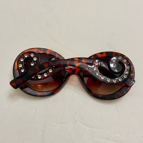 Elegant, High Fashion Leopard Brown Round Sunglasses with Rhinestones main image 11